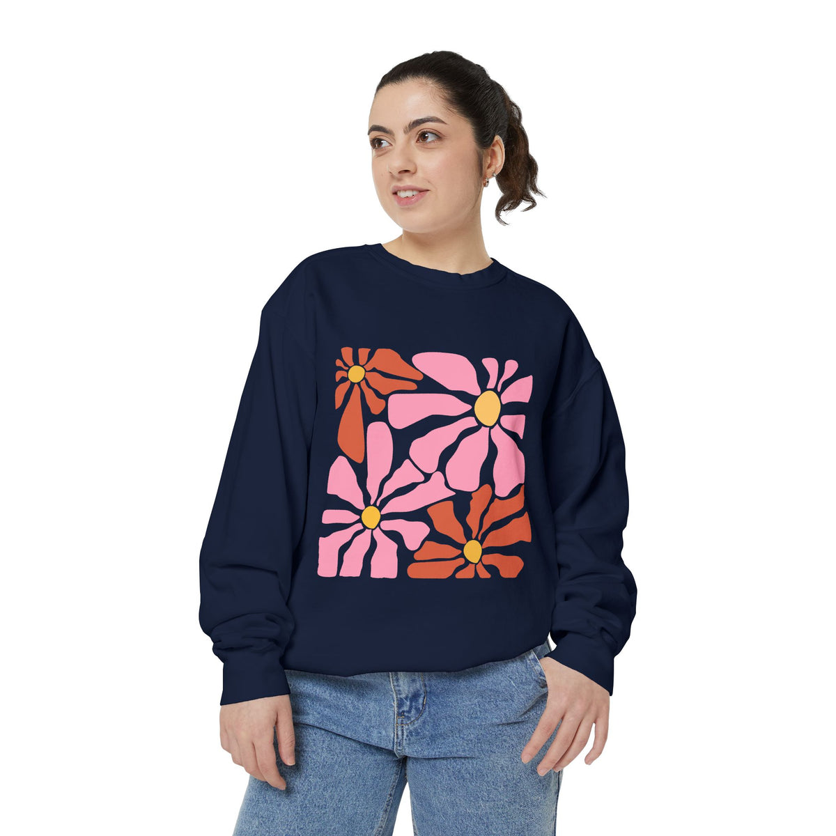 Retro Pink Daisy Graphic Garment-Dyed Women's Sweatshirt