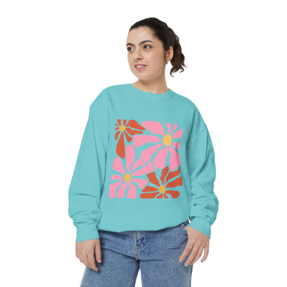 Retro Pink Daisy Graphic Garment-Dyed Women's Sweatshirt