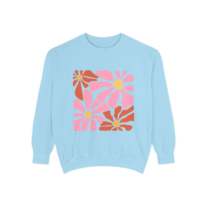 Retro Pink Daisy Graphic Garment-Dyed Women's Sweatshirt