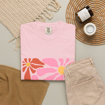 Retro Pink Daisy Graphic Garment-Dyed Women's T-Shirt
