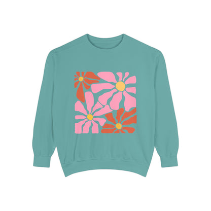 Retro Pink Daisy Graphic Garment-Dyed Women's Sweatshirt