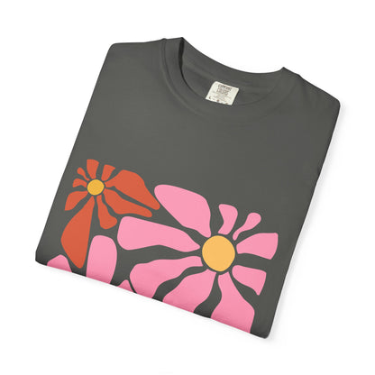 Retro Pink Daisy Graphic Garment-Dyed Women's T-Shirt