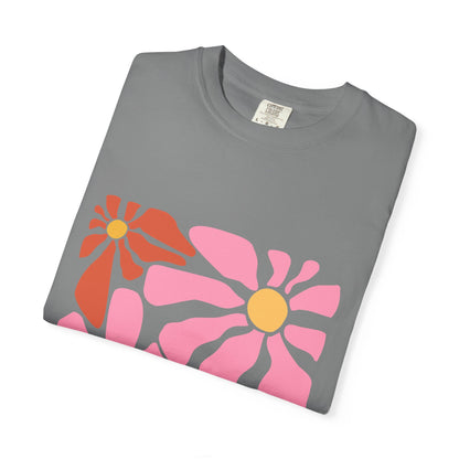 Retro Pink Daisy Graphic Garment-Dyed Women's T-Shirt