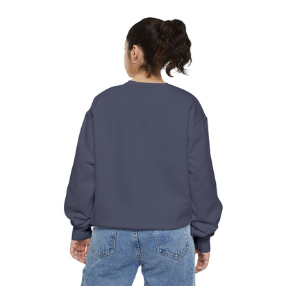 Retro Pink Daisy Graphic Garment-Dyed Women's Sweatshirt