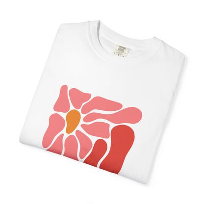 Pink Retro Flower Graphic Garment-Dyed Women's T-Shirt