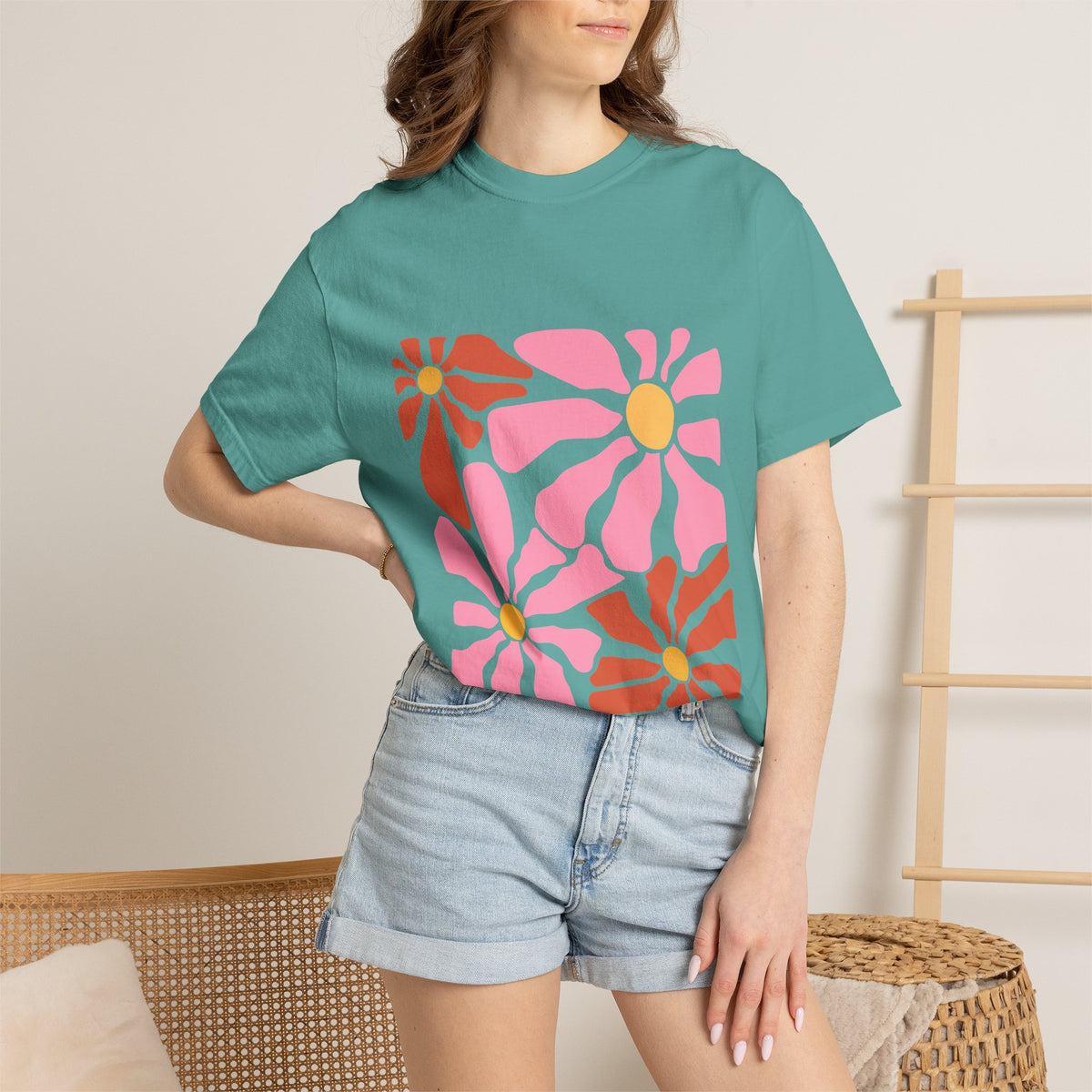 Retro Pink Daisy Graphic Garment-Dyed Women's T-Shirt