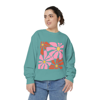 Retro Pink Daisy Graphic Garment-Dyed Women's Sweatshirt