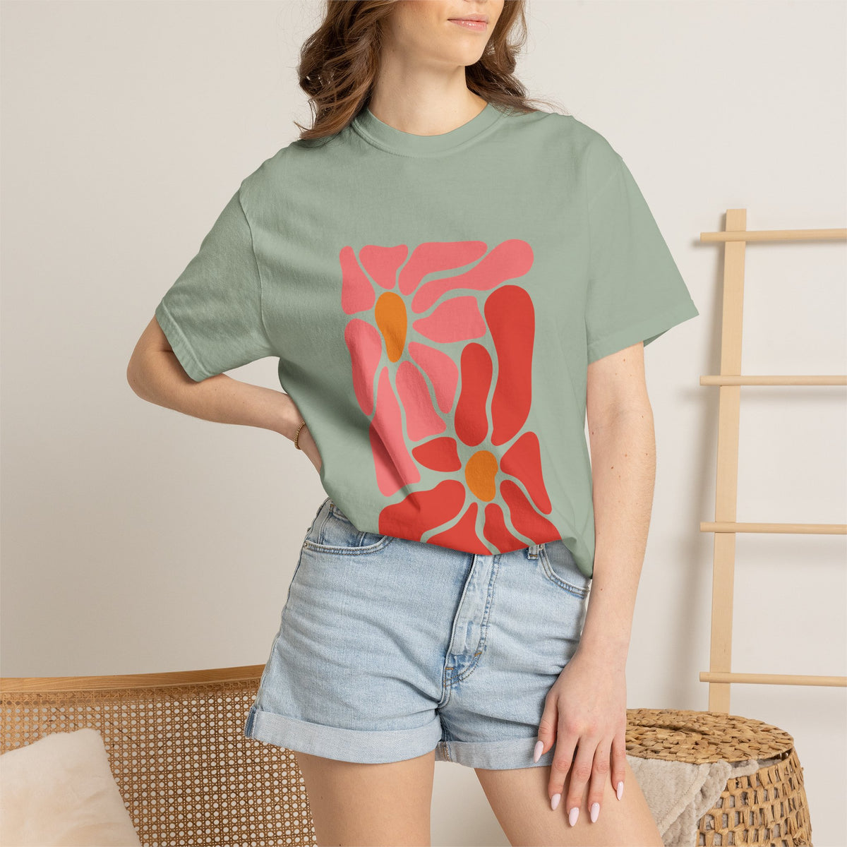 Pink Retro Flower Graphic Garment-Dyed Women's T-Shirt