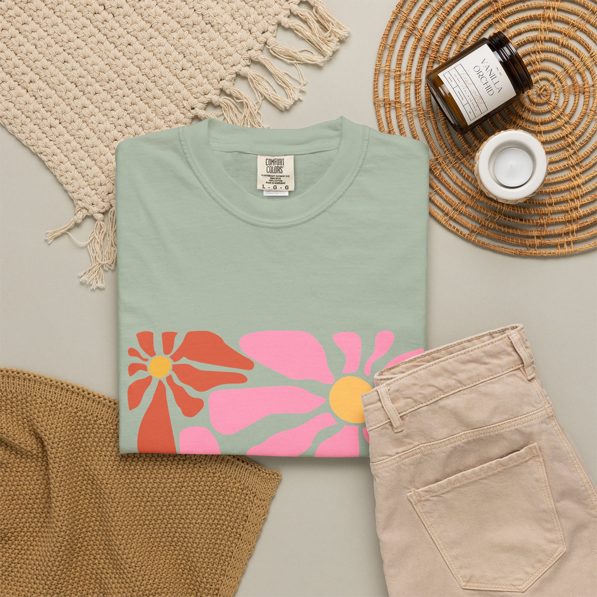 Retro Pink Daisy Graphic Garment-Dyed Women's T-Shirt