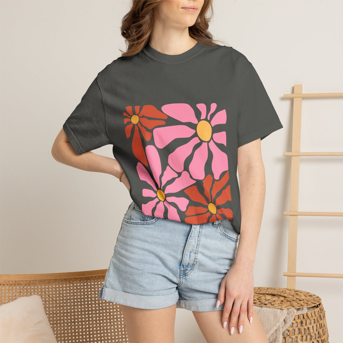 Retro Pink Daisy Graphic Garment-Dyed Women's T-Shirt