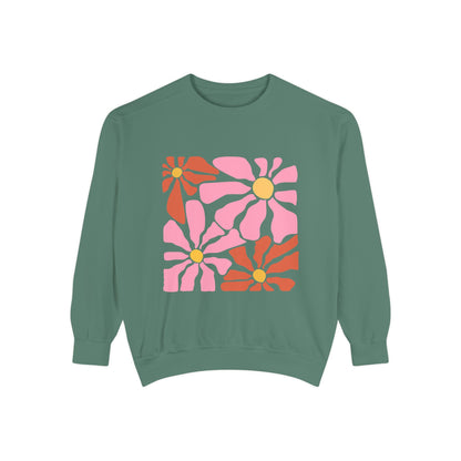 Retro Pink Daisy Graphic Garment-Dyed Women's Sweatshirt