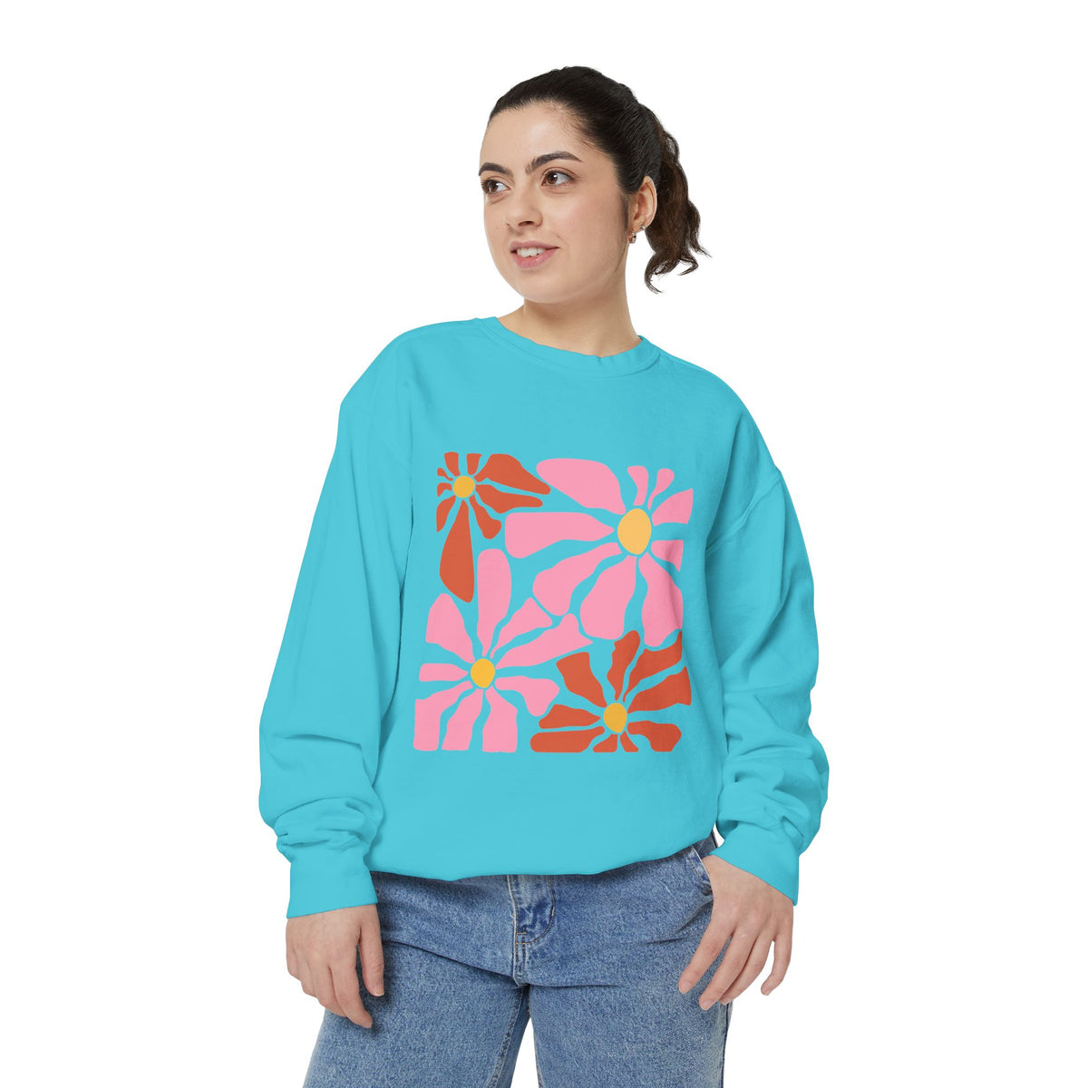Retro Pink Daisy Graphic Garment-Dyed Women's Sweatshirt
