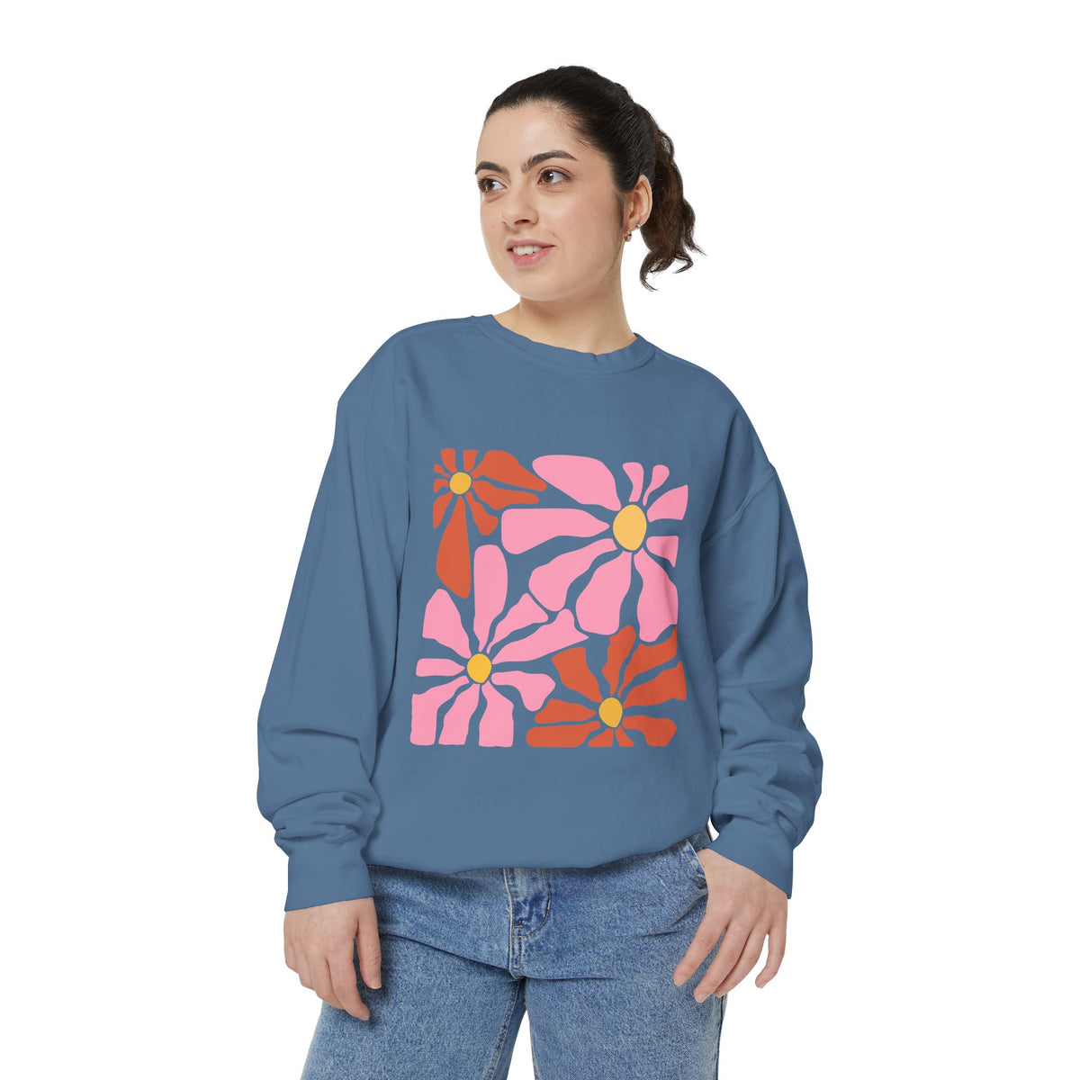 Retro Pink Daisy Graphic Garment-Dyed Women's Sweatshirt
