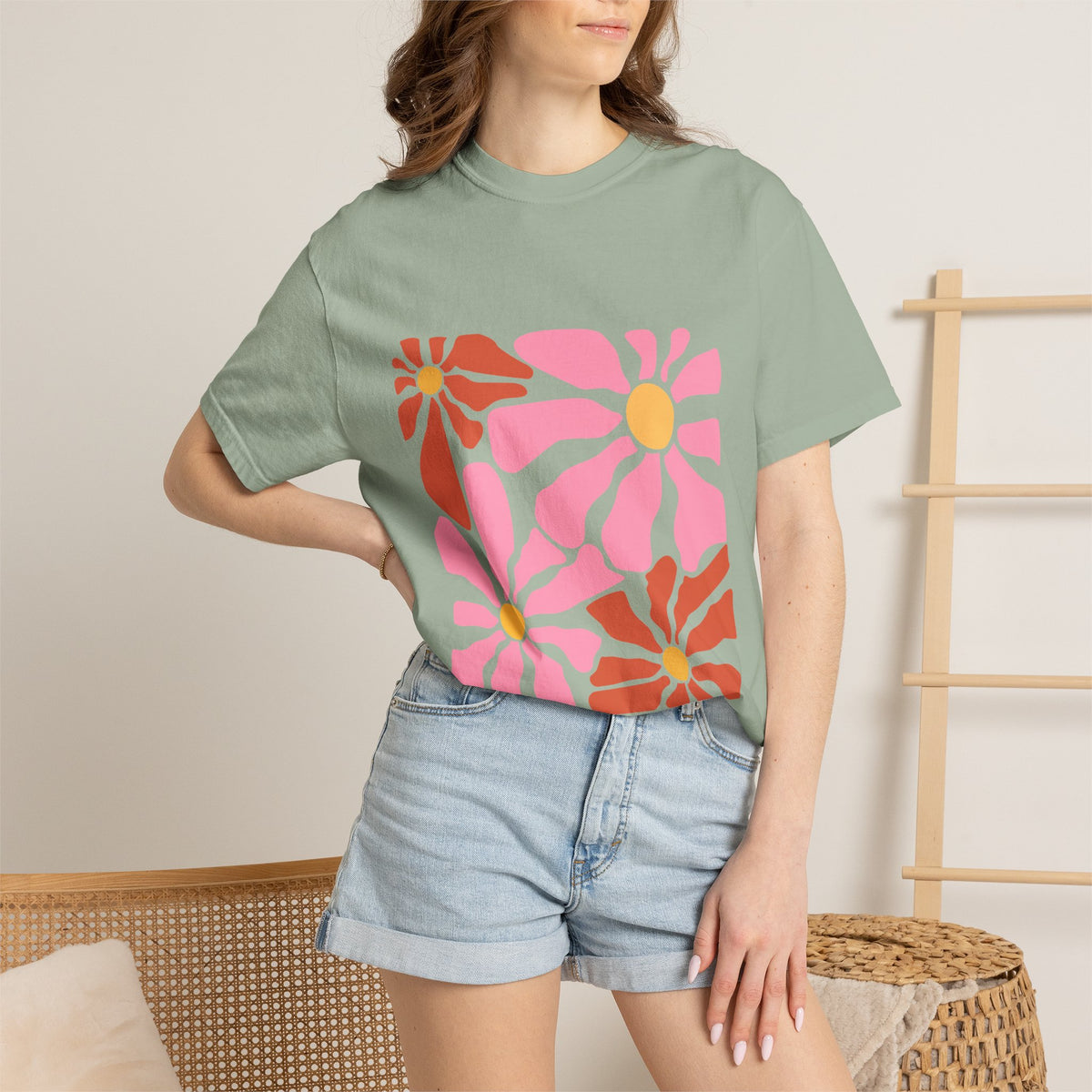 Retro Pink Daisy Graphic Garment-Dyed Women's T-Shirt