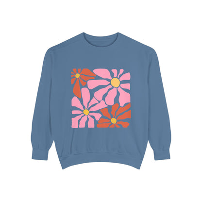 Retro Pink Daisy Graphic Garment-Dyed Women's Sweatshirt