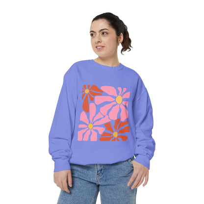Retro Pink Daisy Graphic Garment-Dyed Women's Sweatshirt