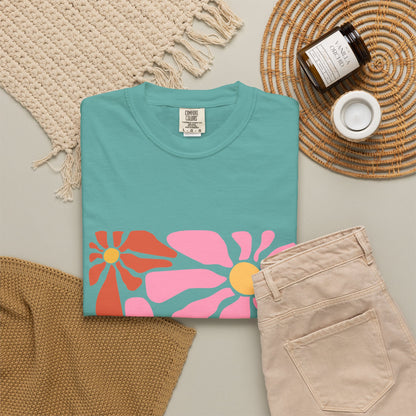 Retro Pink Daisy Graphic Garment-Dyed Women's T-Shirt