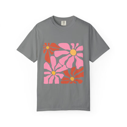 Retro Pink Daisy Graphic Garment-Dyed Women's T-Shirt