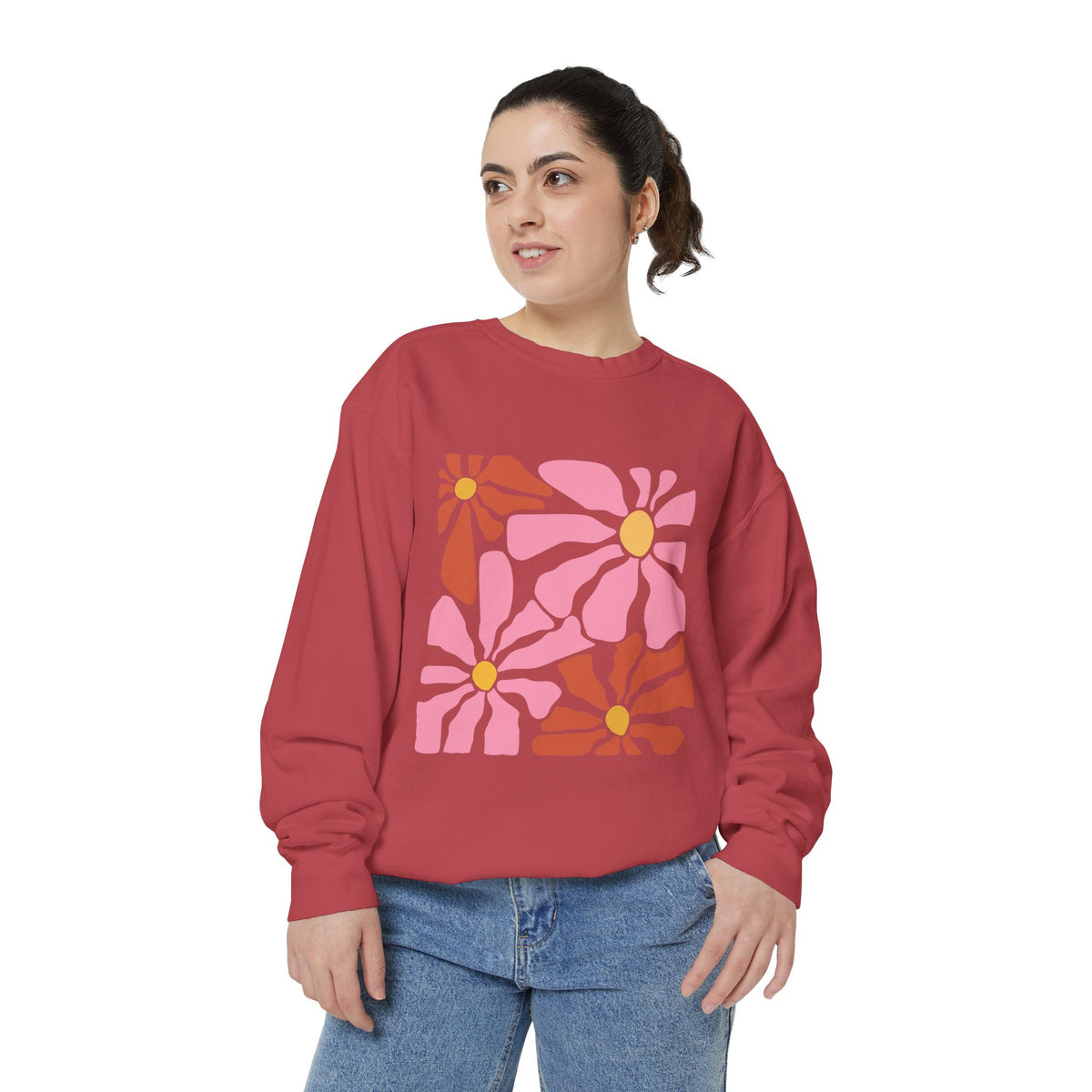 Retro Pink Daisy Graphic Garment-Dyed Women's Sweatshirt