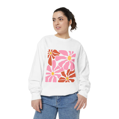 Retro Pink Daisy Graphic Garment-Dyed Women's Sweatshirt