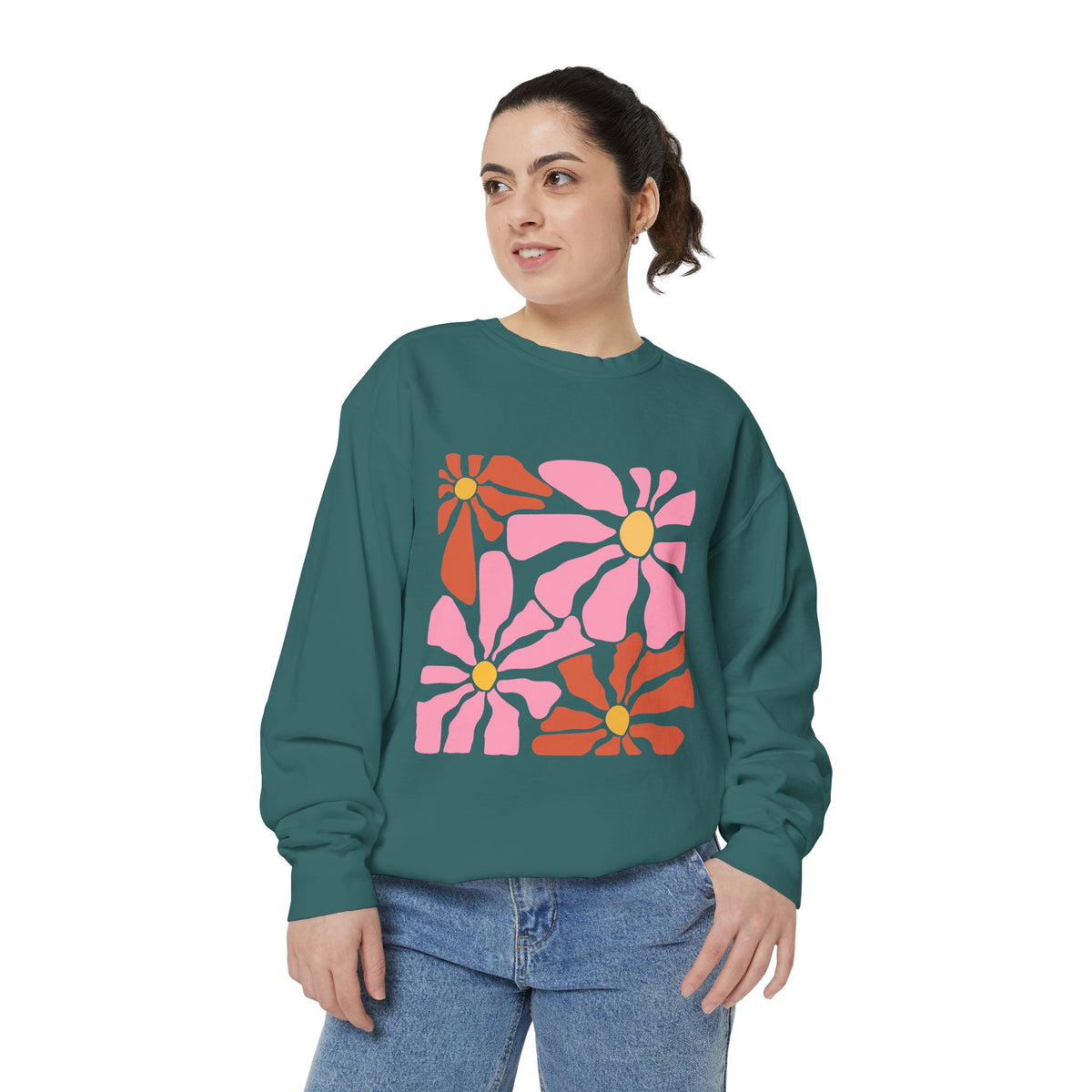 Retro Pink Daisy Graphic Garment-Dyed Women's Sweatshirt