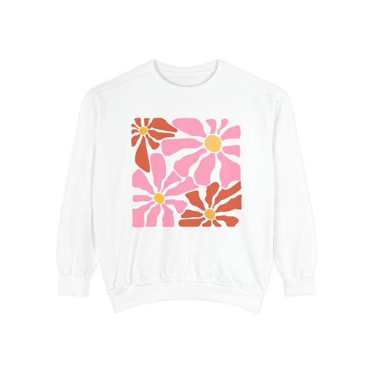 Retro Pink Daisy Graphic Garment-Dyed Women's Sweatshirt