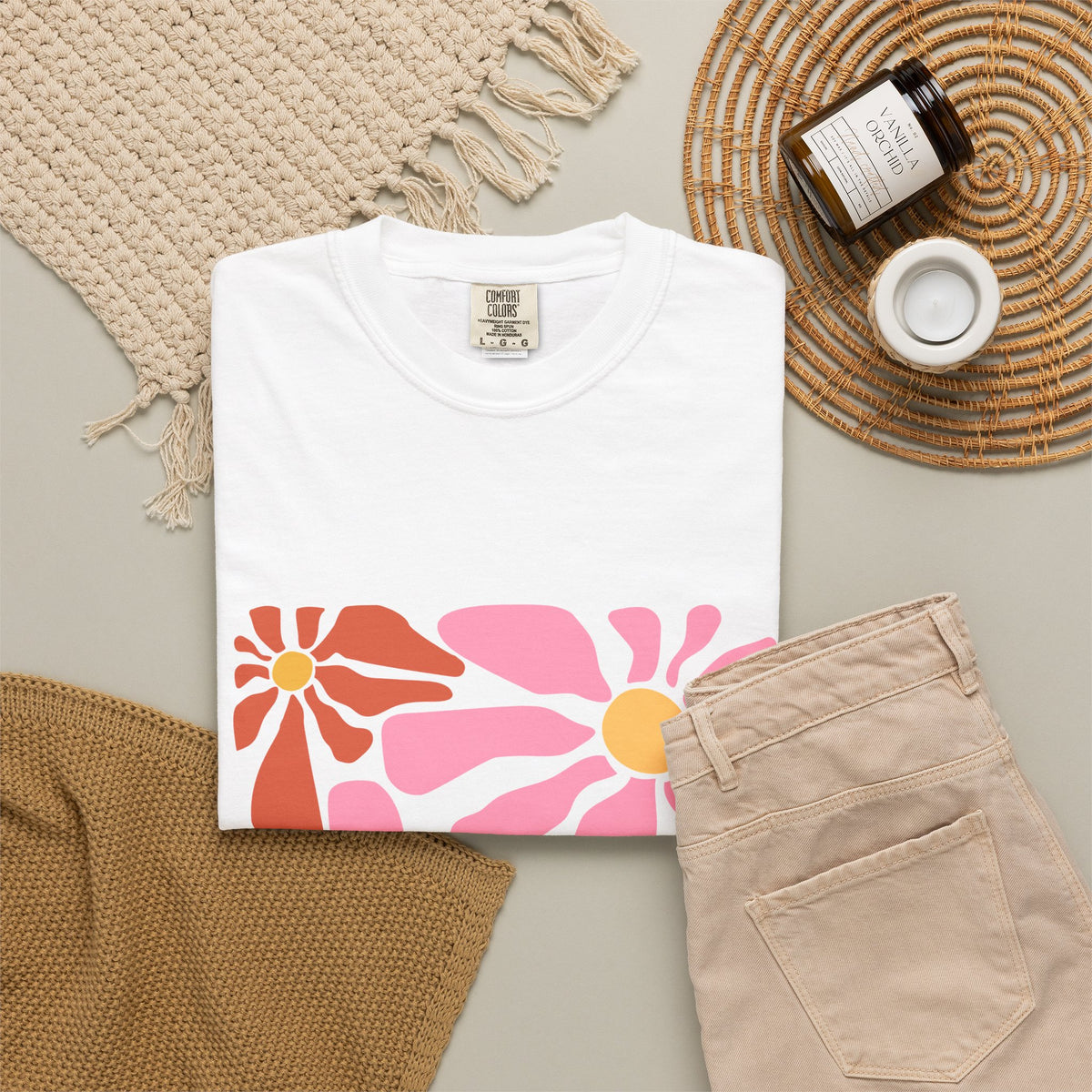 Retro Pink Daisy Graphic Garment-Dyed Women's T-Shirt