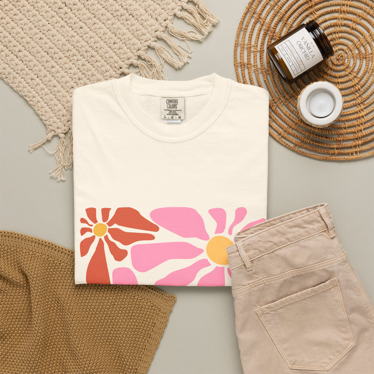 Retro Pink Daisy Graphic Garment-Dyed Women's T-Shirt