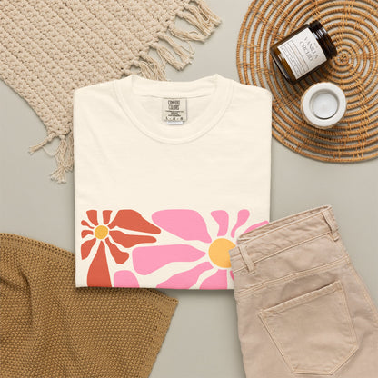 Retro Pink Daisy Graphic Garment-Dyed Women's T-Shirt