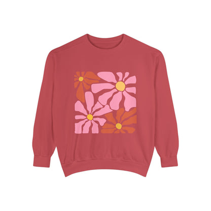 Retro Pink Daisy Graphic Garment-Dyed Women's Sweatshirt