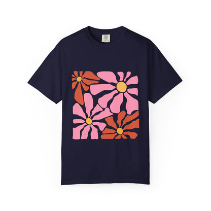 Retro Pink Daisy Graphic Garment-Dyed Women's T-Shirt
