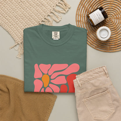 Pink Retro Flower Graphic Garment-Dyed Women's T-Shirt
