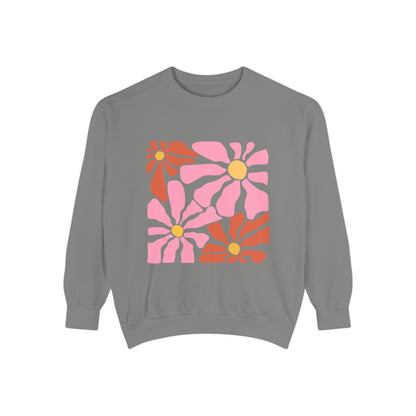 Retro Pink Daisy Graphic Garment-Dyed Women's Sweatshirt