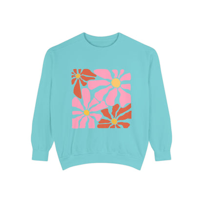 Retro Pink Daisy Graphic Garment-Dyed Women's Sweatshirt