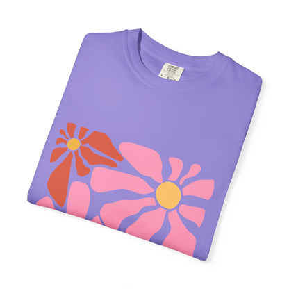 Retro Pink Daisy Graphic Garment-Dyed Women's T-Shirt