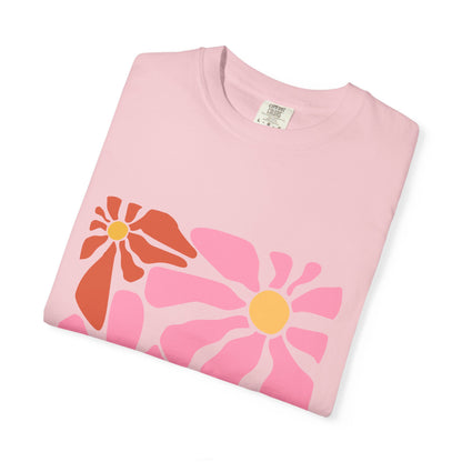 Retro Pink Daisy Graphic Garment-Dyed Women's T-Shirt