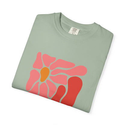 Pink Retro Flower Graphic Garment-Dyed Women's T-Shirt