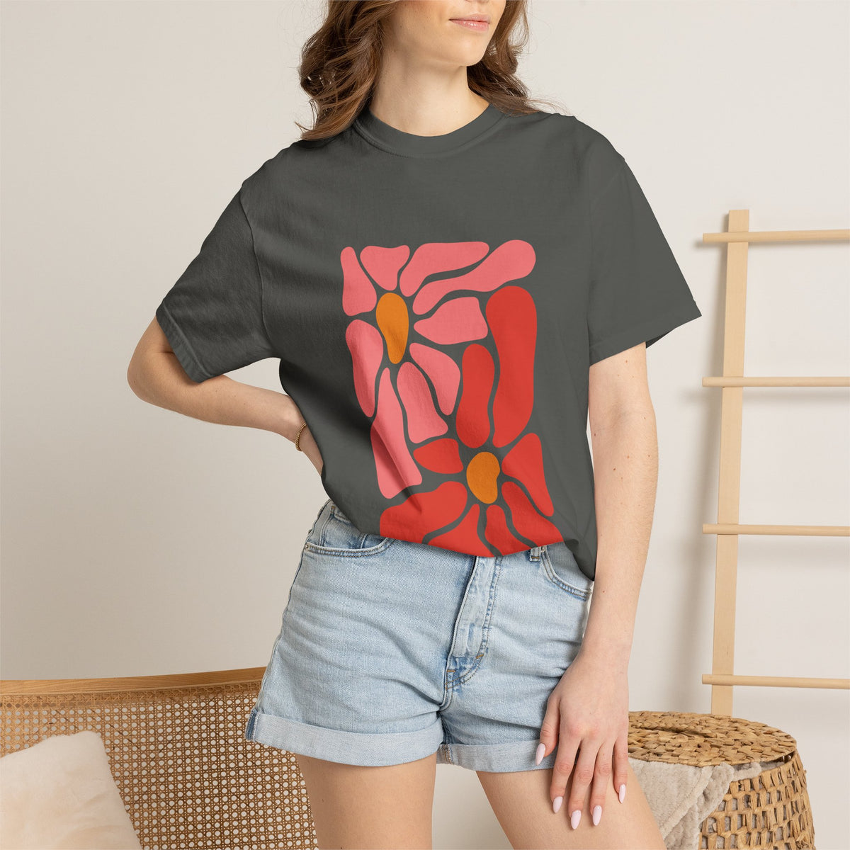Pink Retro Flower Graphic Garment-Dyed Women's T-Shirt