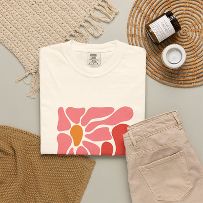 Pink Retro Flower Graphic Garment-Dyed Women's T-Shirt