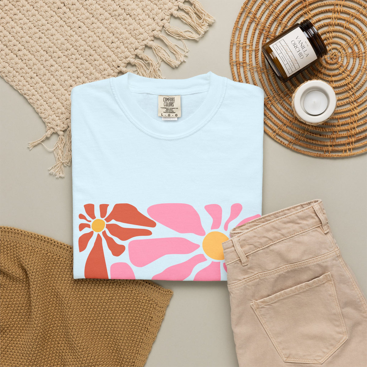 Retro Pink Daisy Graphic Garment-Dyed Women's T-Shirt