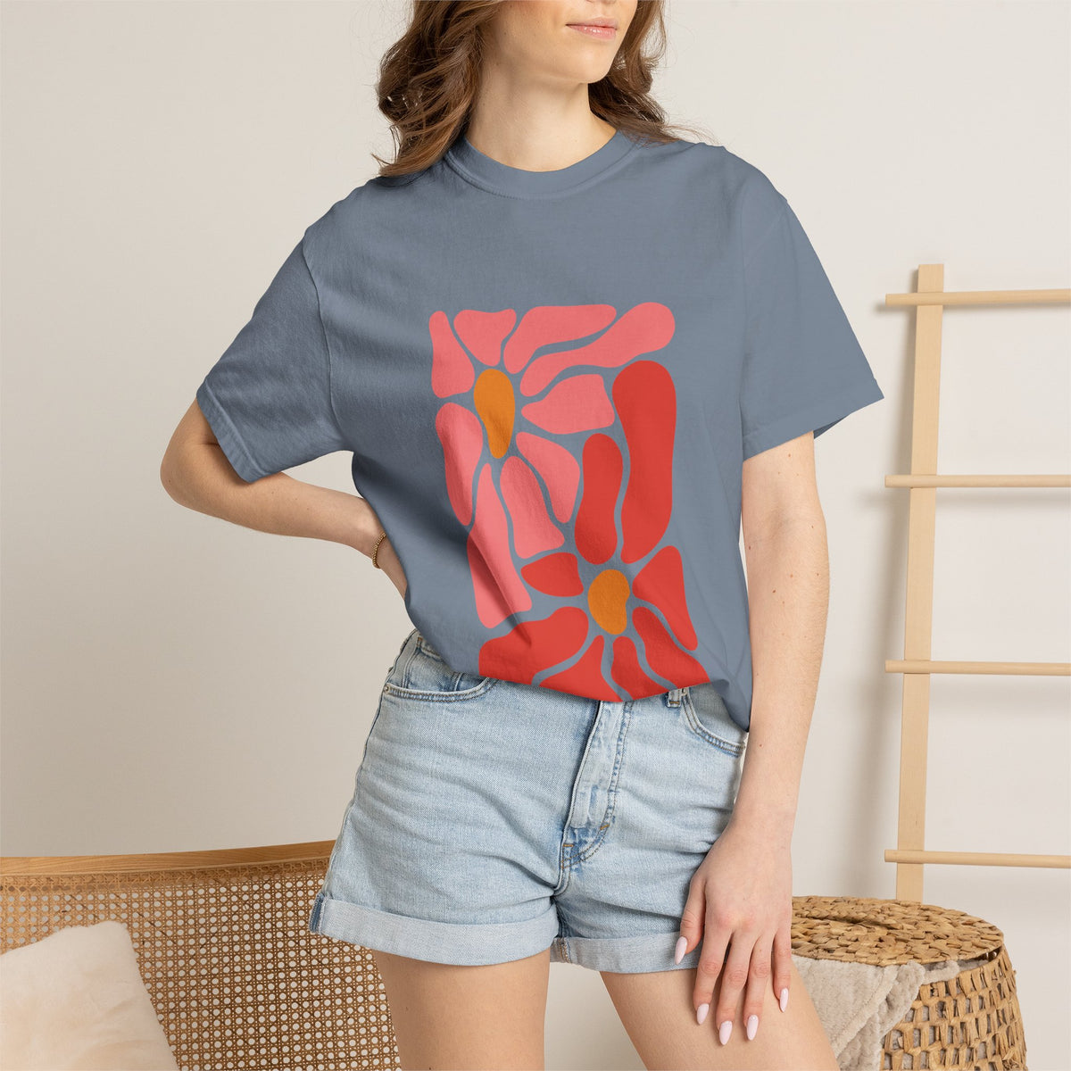 Pink Retro Flower Graphic Garment-Dyed Women's T-Shirt