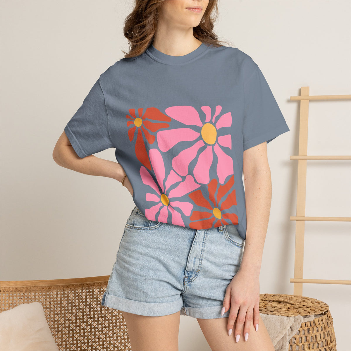 Retro Pink Daisy Graphic Garment-Dyed Women's T-Shirt