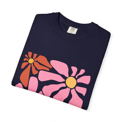Retro Pink Daisy Graphic Garment-Dyed Women's T-Shirt