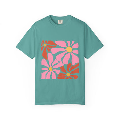 Retro Pink Daisy Graphic Garment-Dyed Women's T-Shirt