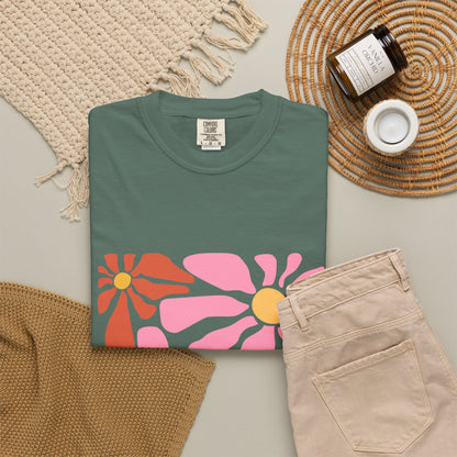 Retro Pink Daisy Graphic Garment-Dyed Women's T-Shirt