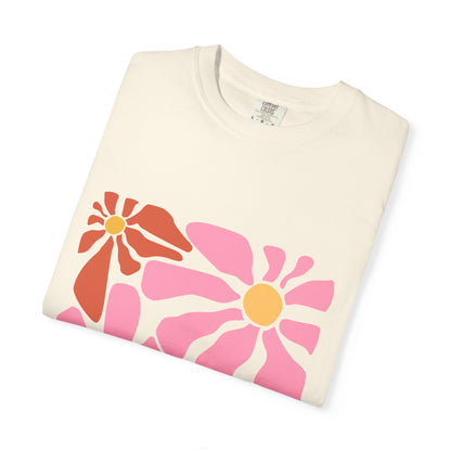 Retro Pink Daisy Graphic Garment-Dyed Women's T-Shirt