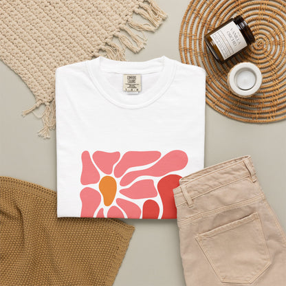 Pink Retro Flower Graphic Garment-Dyed Women's T-Shirt