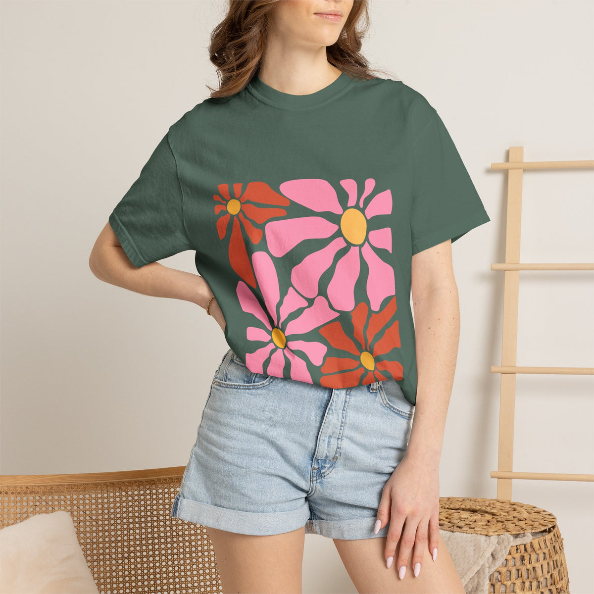 Retro Pink Daisy Graphic Garment-Dyed Women's T-Shirt