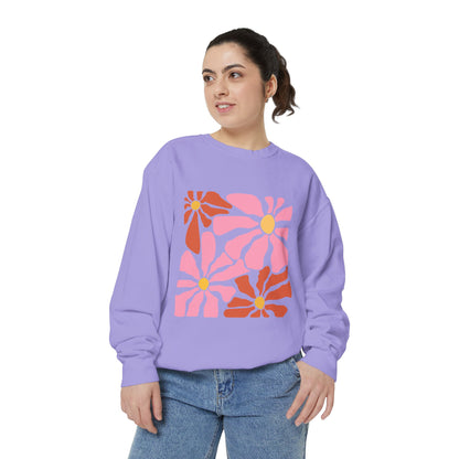 Retro Pink Daisy Graphic Garment-Dyed Women's Sweatshirt