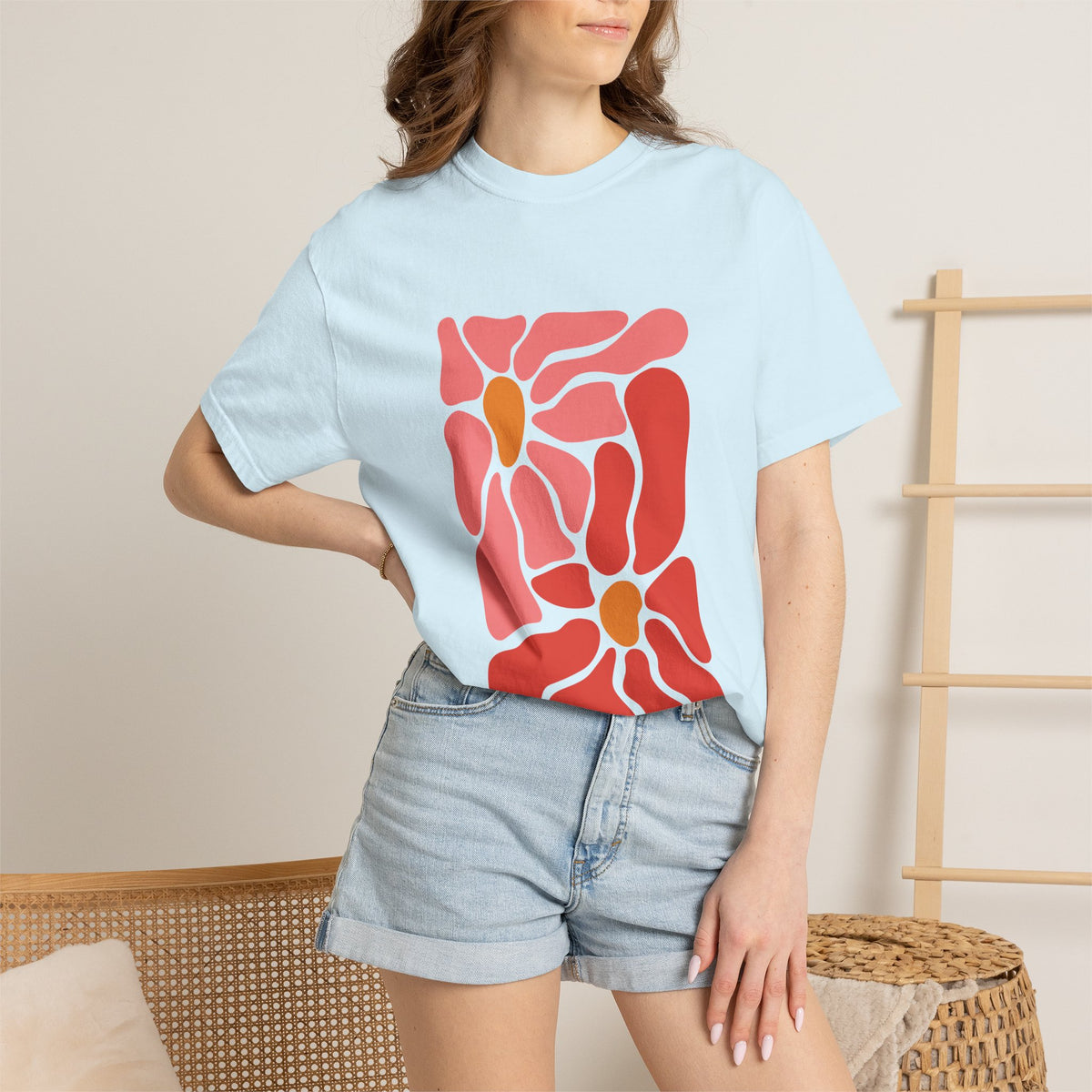 Pink Retro Flower Graphic Garment-Dyed Women's T-Shirt
